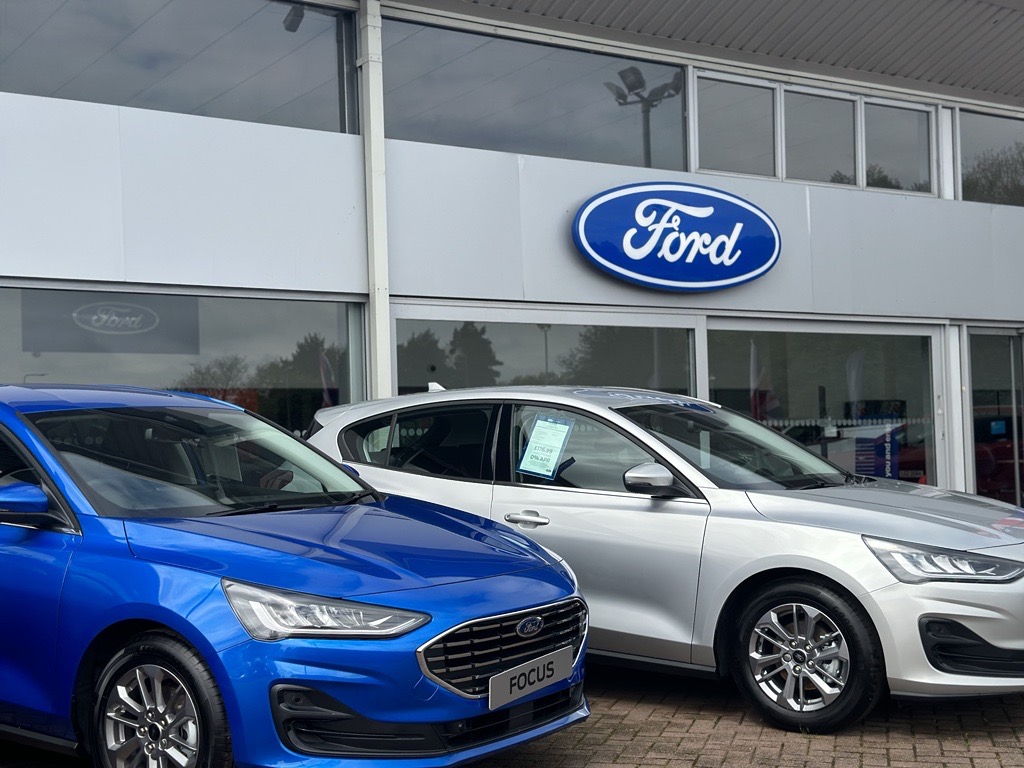 Ford-Sign-with-2-Vehicles